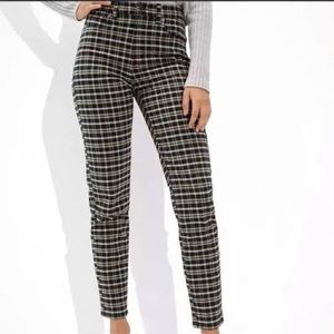 American Eagle plaid stretch mom pants in black and tan, size 4 x-short